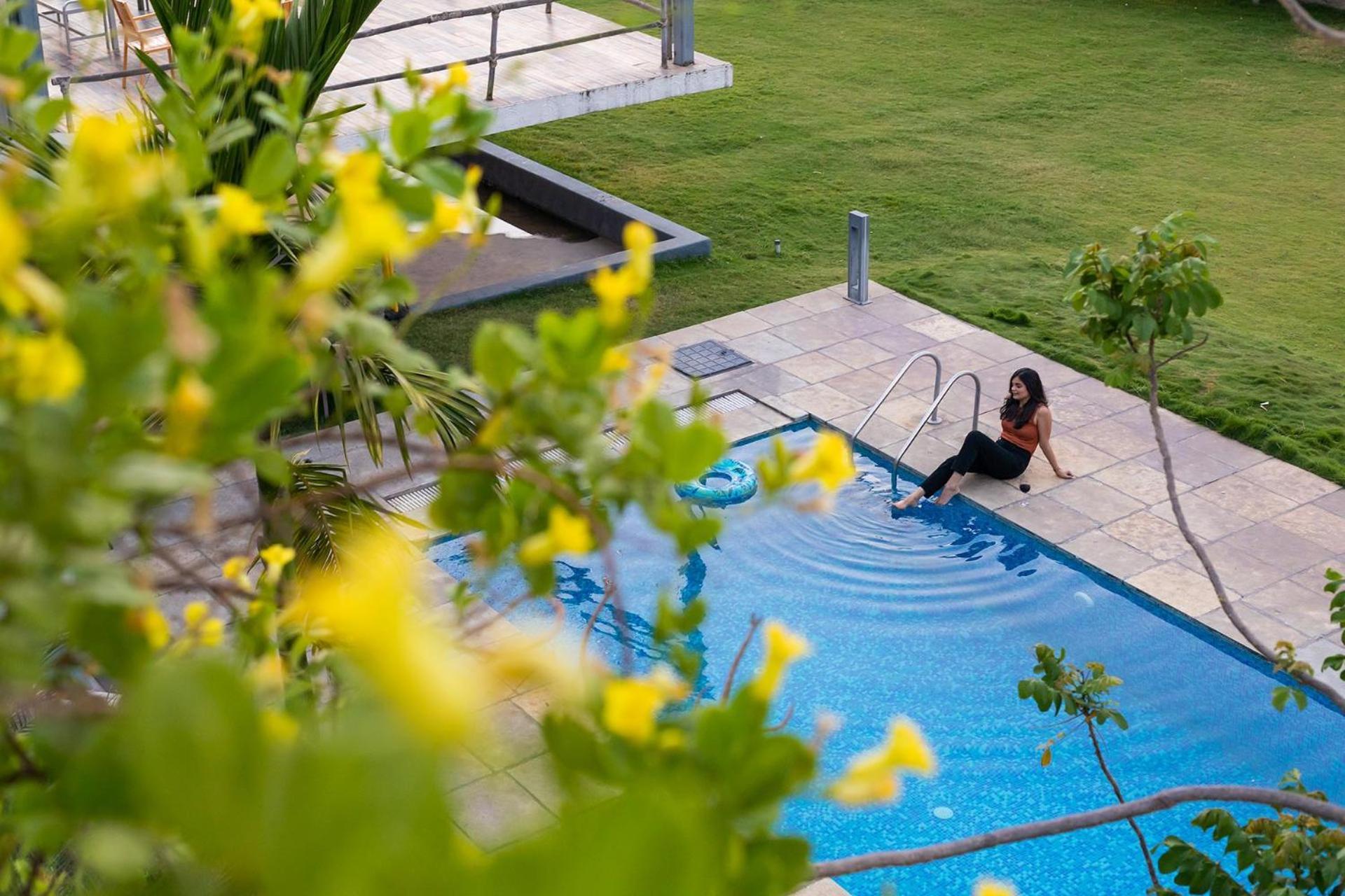 Open House By Stayvista - Nestled In Nature, Featuring A Swimming Pool & Expansive Lawn For A Serene Retreat Shikrapur Exteriör bild